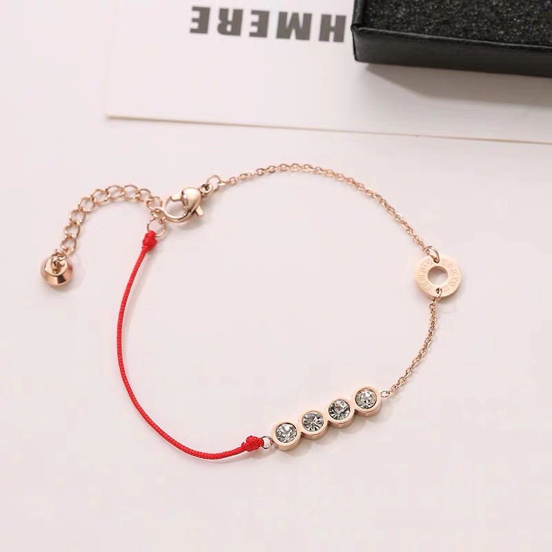 Vòng Tay Dây Đỏ May Mắn Bằng Thép Titan Mạ Vàng Hồng 18K Mặt Hình Số La Mã Đính Đá Có Thể Điều Chỉnh