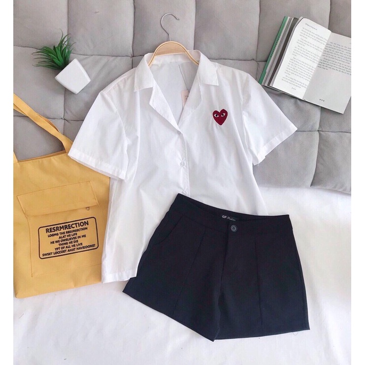 Áo sơ mi oversize trắng tay ngắn cổ vest thêu tim