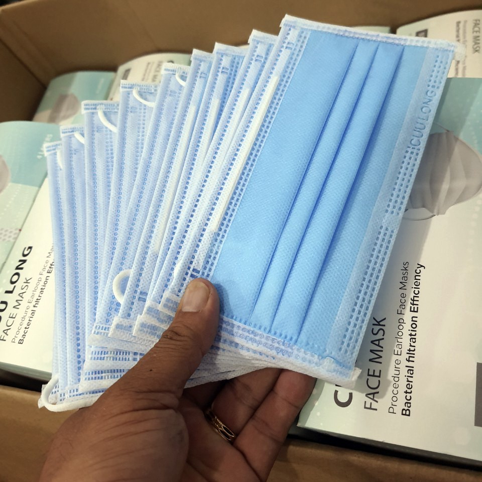 Khẩu trang y tế 4 lớp hộp 50 cái kháng khuẩn, hàng chính hãng CỬU LONG, dày dặn | BigBuy360 - bigbuy360.vn
