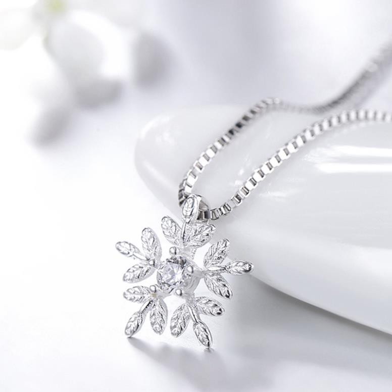 dây chuyền bạc hình bông tuyết , sản phẩm dựa trên hình ảnh bông tuyết trắng , vẻ đẹp tuyệt mỹ của thiên nhiên