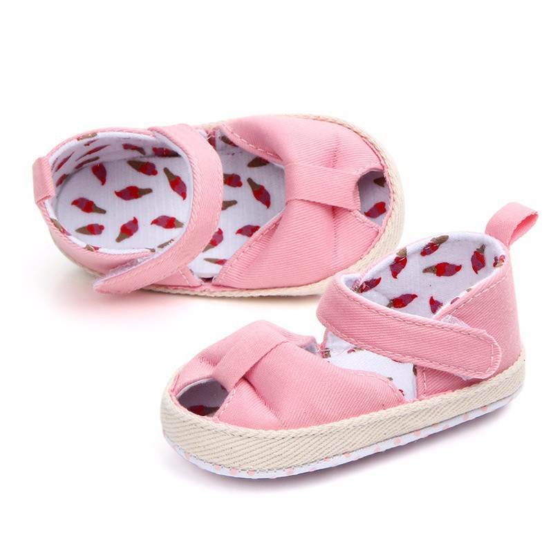 Giày sandal kiểu dáng dễ thương dành cho bé gái