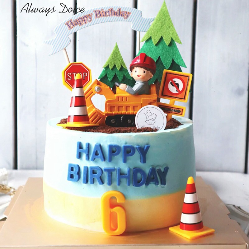 Trang trí bé trai lái máy xúc nhựa