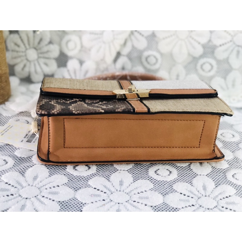 Túi Bandolini trưng bày