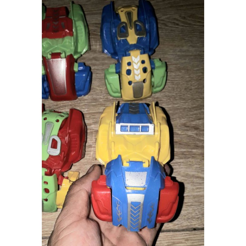 Lắp ráp một mô hình Xe biến thành Robot quái vật bằng nhựa