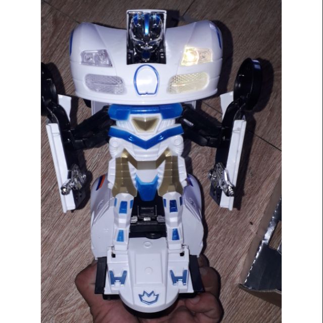 Xe mô hình biến thành robot có nhạc và đèn Led tặng kèm pin