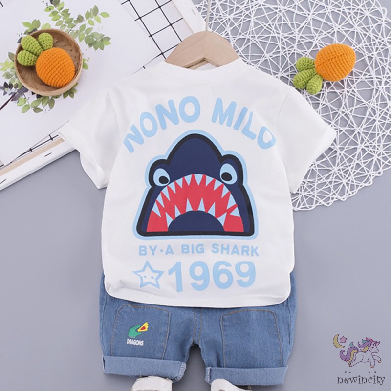 Bộ trang phục 2 mảnh gồm áo tay ngắn họa tiết cá mập và quần short thời trang Hàn Quốc cho bé trai