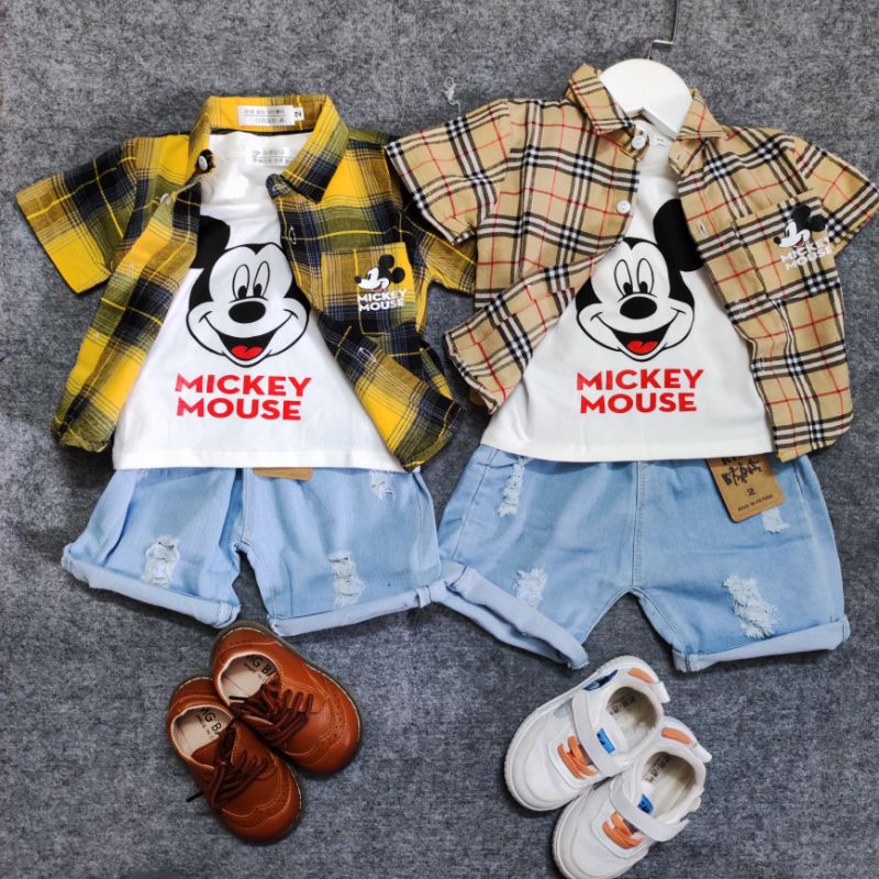 Bộ đồ 3 chi tiết Mickey cho bé. Set đồ gồm Áo thun, áo sơ mi và quần jean.