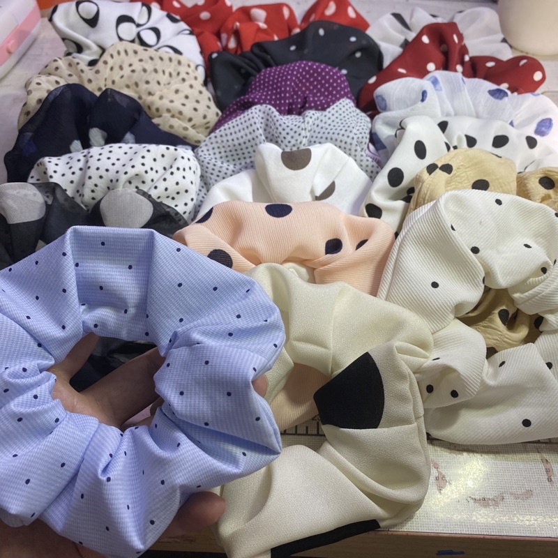 Cột tóc scrunchies hoạ tiết chấm bi