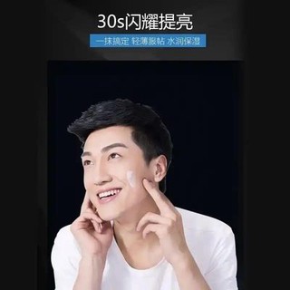 Về kem da, người đàn ông là một người đàn ông màu trắng.