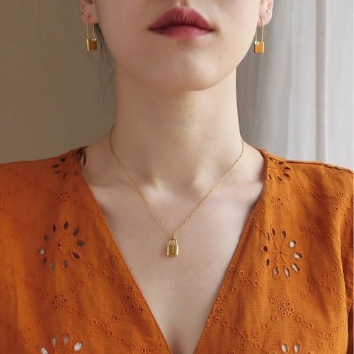 Dây chuyền Titan nữ không đen mặt ổ khóa VC18