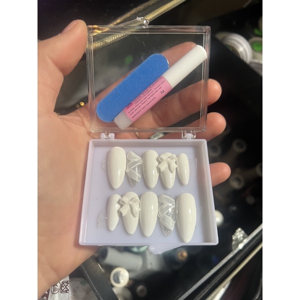 Nail box thiết kế màu trắng gắn nơ trắng tặng kèm keo và dũa