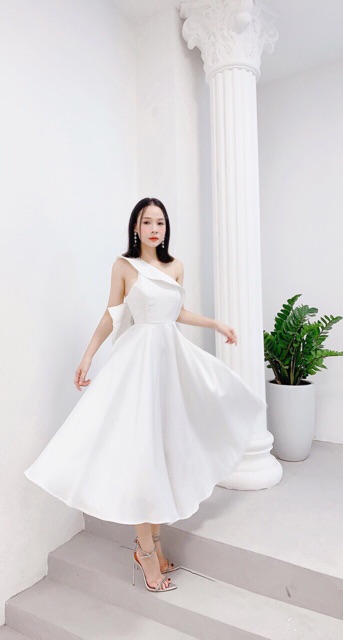 Váy lệch vai gắn nơ sau lưng