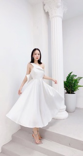 Váy lệch vai gắn nơ sau lưng