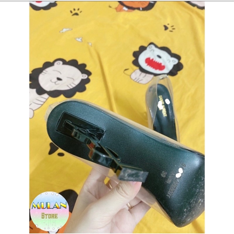 Giày cao gót trong suốt