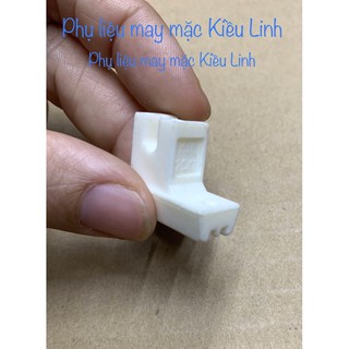 Chân vịt nhựa may khóa giọt lệ máy may gia đình cũ.