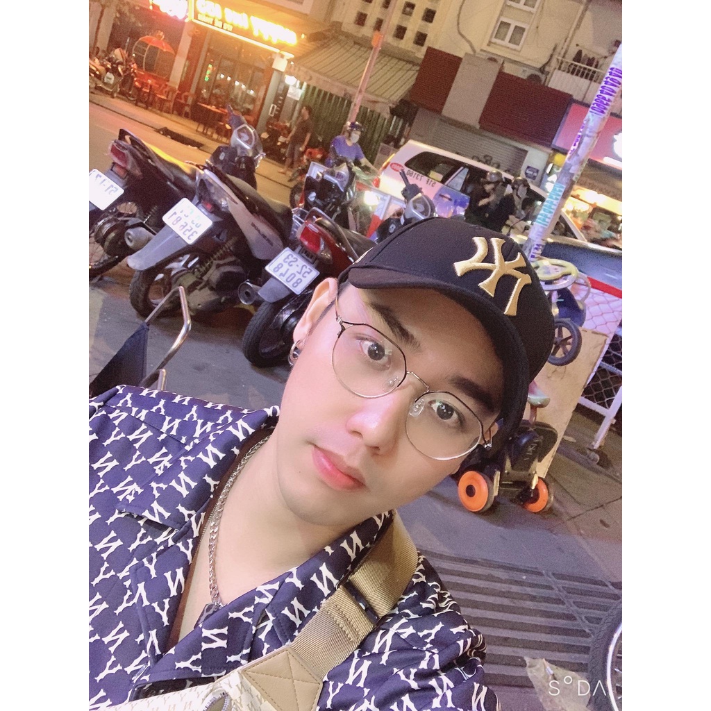 Mũ NY đen lưỡi trai, nón NY đen logo vàng cao cấp, hàng thiết kế xuất khẩu, dành cho mọi lứa tuổi cả nam và nữ.