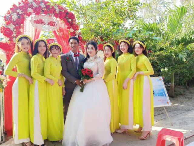 Áo dài bưng mâm vàng