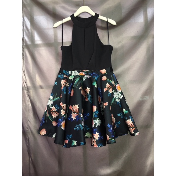 Đầm cổ yếm Úc