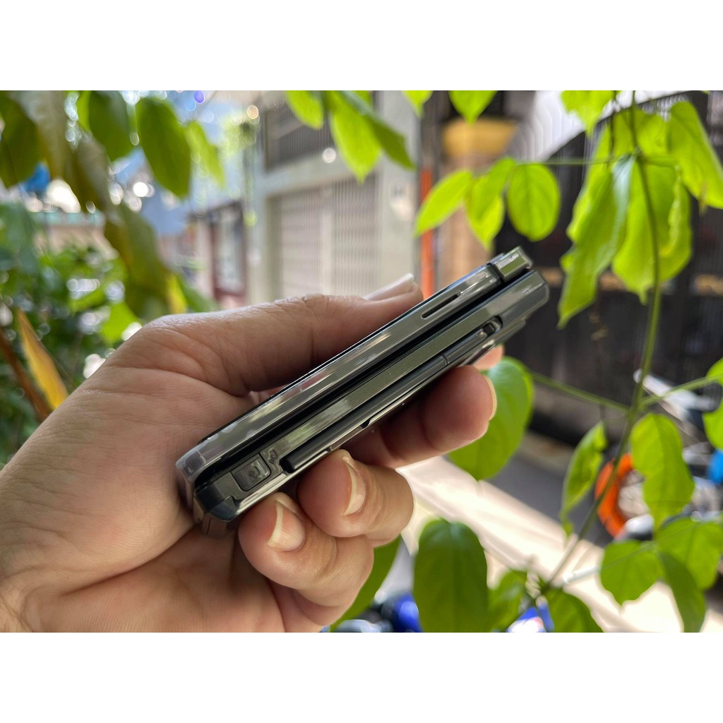 Điện thoại Sharp SH906i màu đen