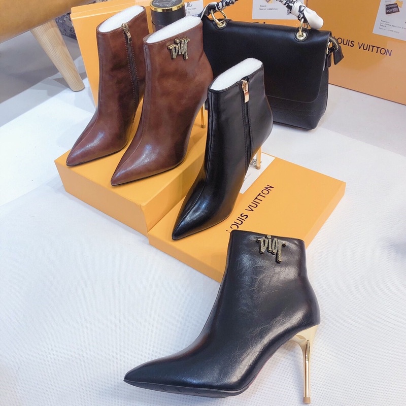 Boots lửng gót nhọn đính logo đá fullbox