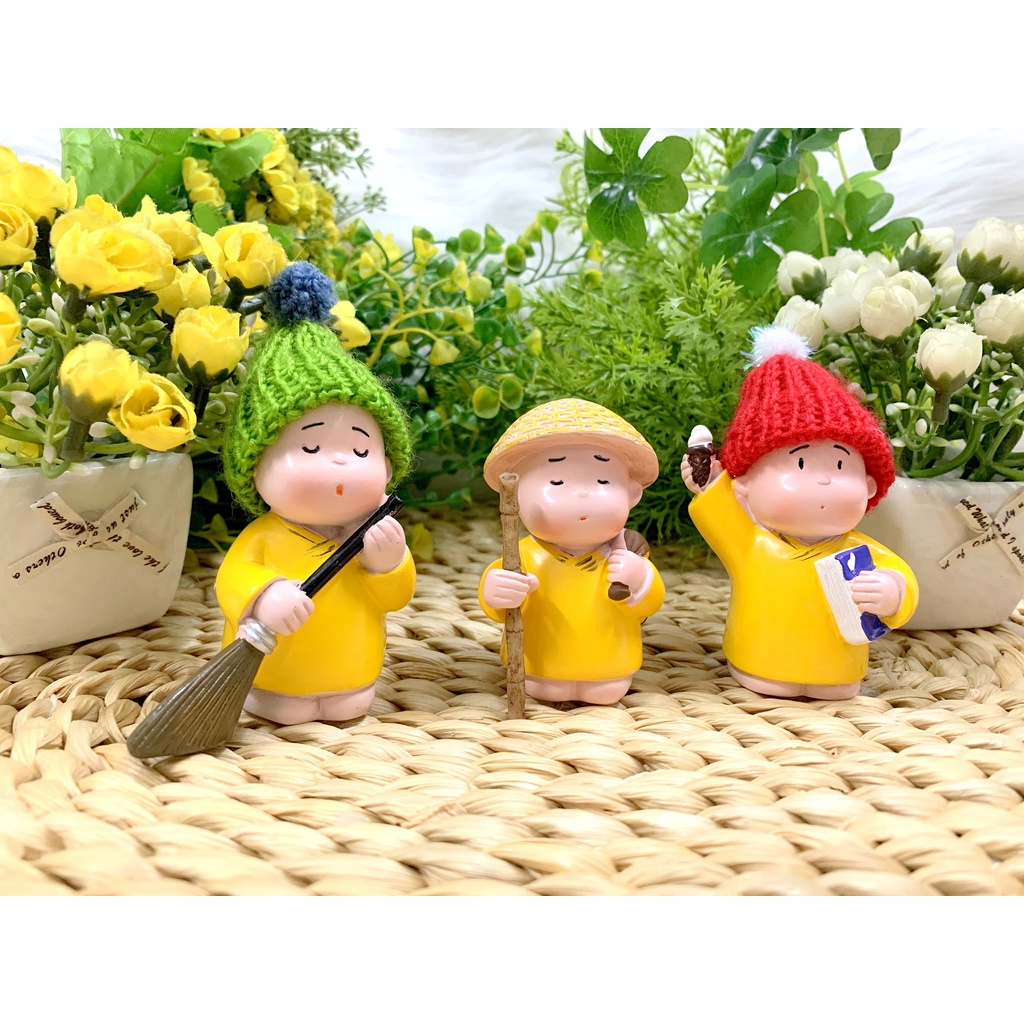 Bộ 4 Tượng Chú Tiểu Áo Vàng đội nón len