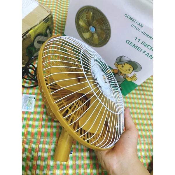 Quạt ô tô cắm tẩu , có chân kẹp điện 12V,24V đường kính 28cm màu vàng