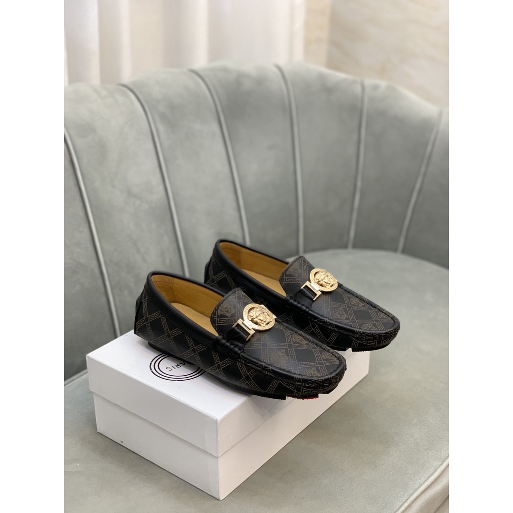 Giày lười nam da thật VERSACE thiết kế mang phong cách cổ điển, thanh lịch với họa tiết được in trên mặt da bắt mắt