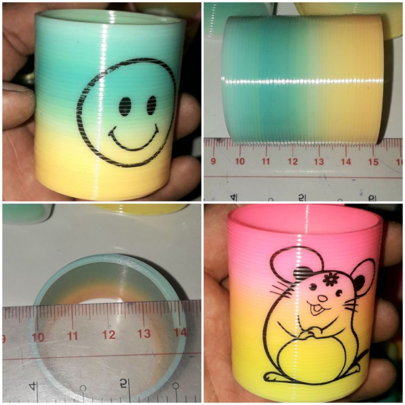Một chiếc lò xo nhiều màu in hình 12 con giáp bằng nhựa đường kính 40mm và dài 50mm