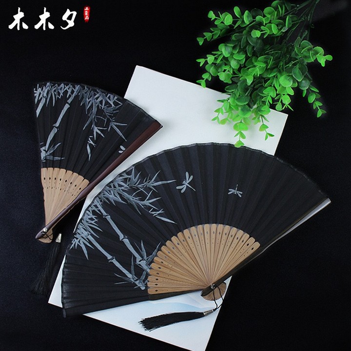 (150) Quạt trúc nền đen lụa mềm gắn tua cổ trang in hoa cosplay loại đẹp