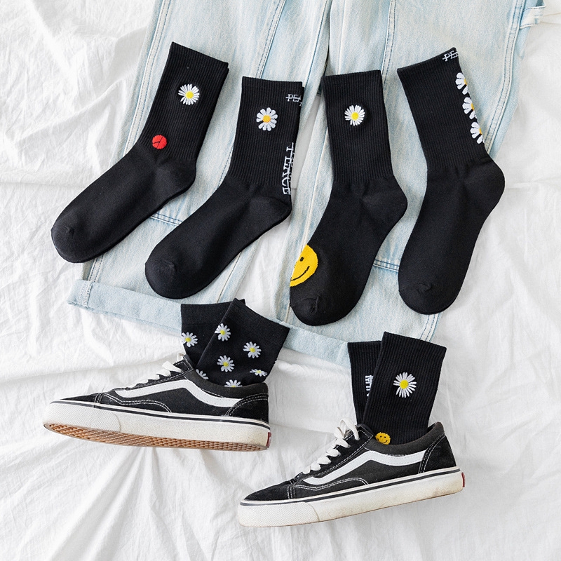 img Ins Retro Style Women Crew Socks New Trend Daisy Flowers Print Black Couple Socks High Quality Fashion Cotton Novelty Socks