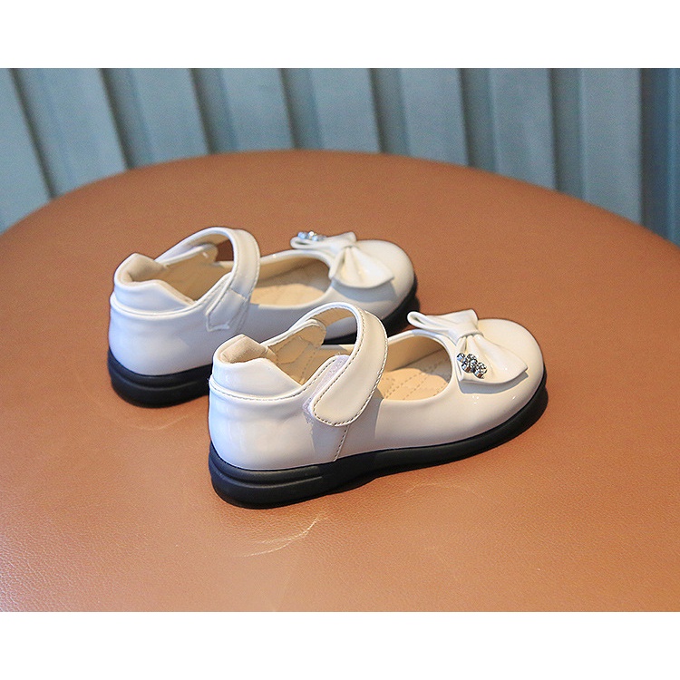 Giày Búp Bê Mary Jane 2022 Đế Phẳng Màu Đen Bóng Đính Đá Có Móc & Vòng Hoa Thời Trang Cho Bé Gái