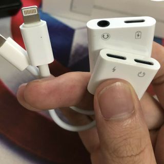 Jack Chuyển Đổi + Giắc Chia Cổng Vừa Sạc Vừa Sử Dụng Tai Nghe - sử dụng blutooth Hỗ Trợ Mic Cho iPhone 7/8/X/11