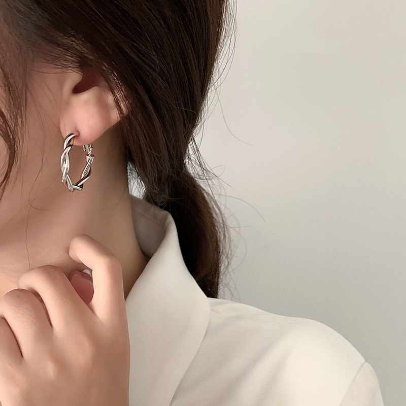 Bông tai dài hình nơ tua rua đơn giản