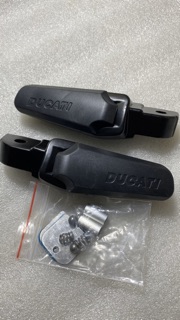 gác chân ducati