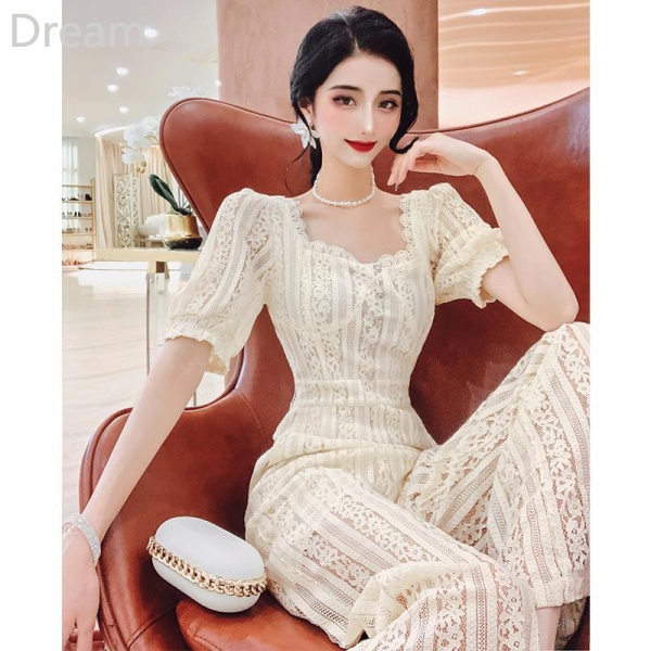Bộ jumpsuit ôm vừa vặn chân rộng bằng ren Pháp