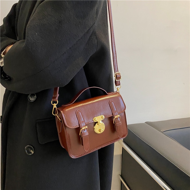 Túi đeo vai hình vuông cỡ nhỏ phối dây xích kiểu retro thời trang