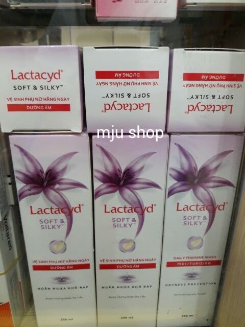 Vệ sinh phụ nữ Lactacyd Tím