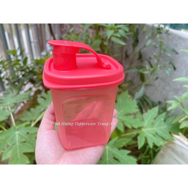 Bình đựng nước slim TUPPERWARE 350ml có thể để ở cánh tủ lạnh