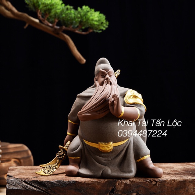 Tượng Quan Công cầm đao gốm tử sa mang bình an và tài lộc