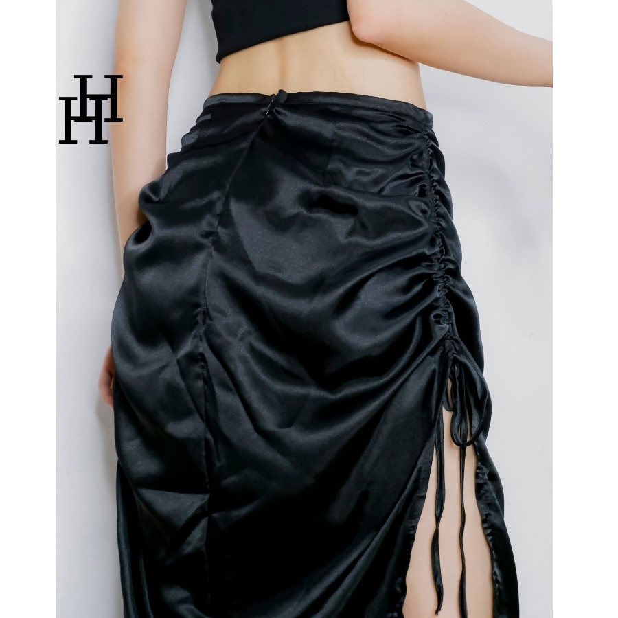 Chân váy xẻ tà lụa đen rút 2 bên màu đen HCV21 Hỉn Hỉn Store