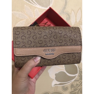 Ví cầm tay Guess