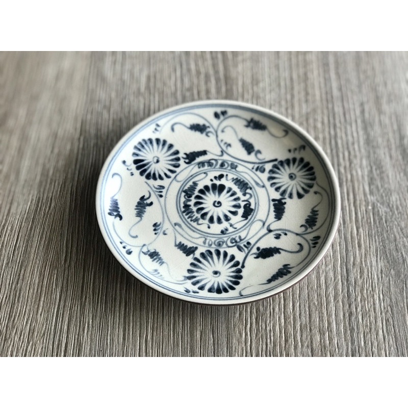 Đĩa tròn men rạn cổ Bát Tràng hoạ tiết vẽ tay hoa cúc dây chàm