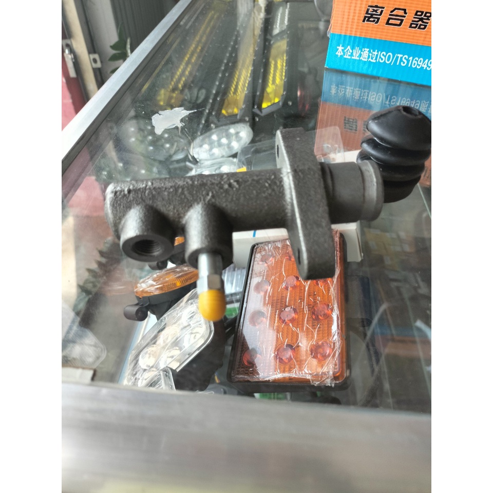 Tổng côn dưới (sạc bô côn) , xi lanh F19, cổ F27, tâm lỗ bắt 64mm, lỗ dầu M12. Mã SP NJ1062, NJ1043
