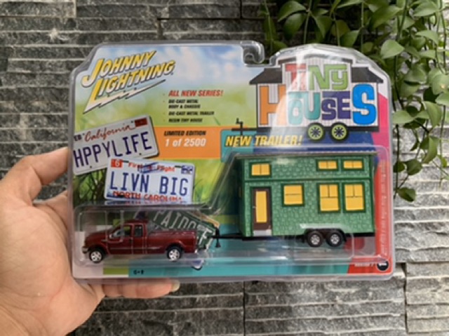 Johnny Lightning - 2004 Ford F-250 Super Duty with Tiny House - Xe mô hình tỉ lệ 1/64