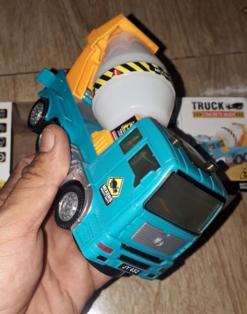 Một chiếc Xe bồn chạy Pin có nhạc và đèn Led rất đep_tặng kèm pin