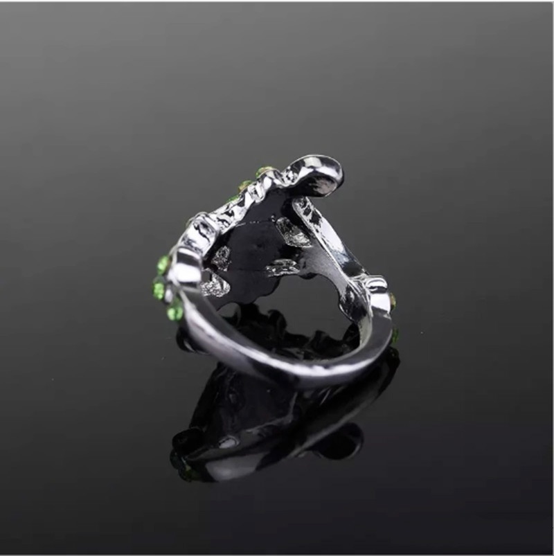 Nhẫn đính hôn khảm đá pha lê xanh lá phong cách trường pháp thuật Hogwarts Slytherin