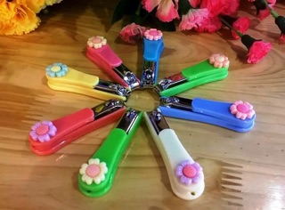 Bấm móng tay ngộ nghĩnh