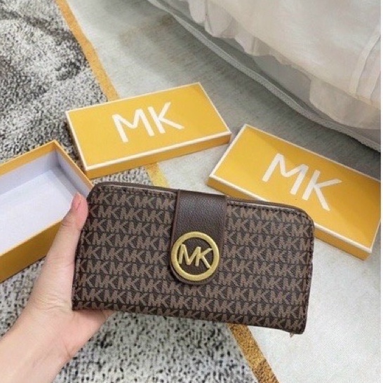 Ví Mk để tiền và giấy tờ có nhiều ngăn để cất thẻ