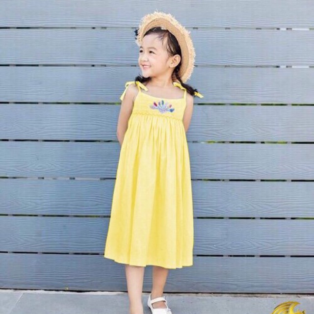 Đầm maxi thêu hoa ở ngực.