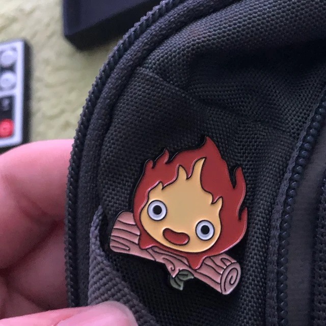 Pin cài áo anime Lâu đài bay của pháp sư Howl - Howl's moving castle Studio Ghibli nhân vật Calcifer Howl Sophie - GC332